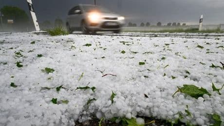 Unwetter deckt Häuser ab: Fegte ein Tornado über sie hinweg?