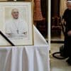 Wie wäre es mal mit einem ganz normalen Papst?