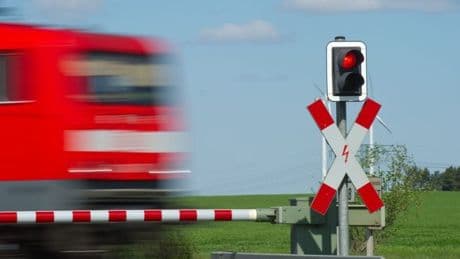 Bremen: Zug überrollt junge Frau an Bahnübergang