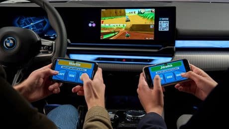 Dit bedrijf laat je met vier spelers tegelijk gamen in de auto