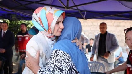 Bakan Göktaş, yangın şehitlerinin ailelerini ziyaret etti
