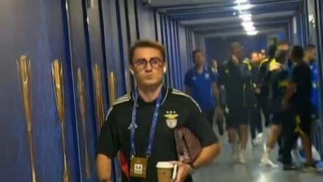 Kerem Aktürkoğlu Chobani Şükrü Saraçoğlu Stadyumu koridorlarında