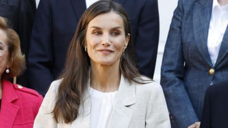 Letizia estrena su enésimo traje de chaqueta, ahora en clave primaveral:  de lino, jaspeado y 'oversize'