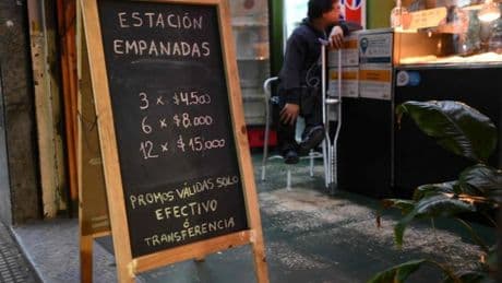 Del 'criptogate' al 'empanadagate': Milei se pelea con Ricardo Darín a cuenta del precio del popular alimento