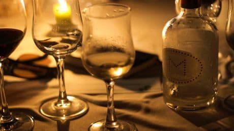 "Boire dans l'ombre a fait que je n'avais plus de filtre ni de limite": elles racontent le tabou de l’alcoolisme au féminin