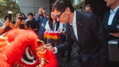 Illa, todavía en China, exige la amnistía completa para Puigdemont e insulta a Azcón
