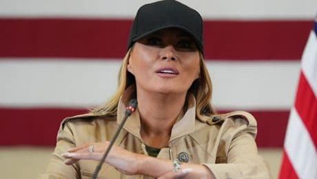 Sturzflut: First Lady Melania trägt Armband aus Sturzflut-Camp