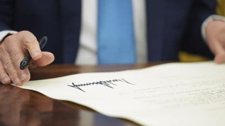 La Justicia bloquea temporalmente el plan de despidos masivos de Trump