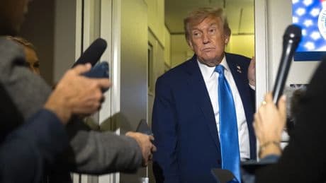 Trump descarta matar al líder supremo de Irán &quot;por ahora&quot; y dice controlar del espacio aéreo iraní
