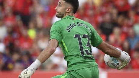 Joan García cae de pie en el Barça