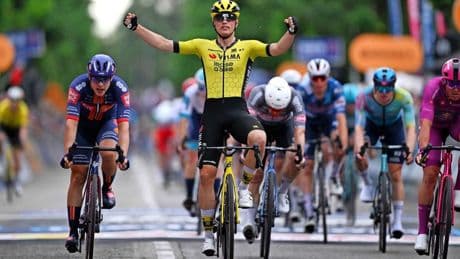Weer Nederlands succes in Giro d’Italia: Olav Kooij sprint naar zege in 12e etappe