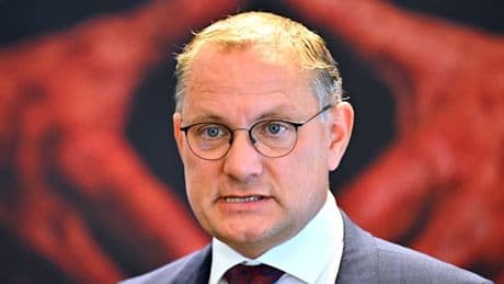 Tino Chrupalla spendet 4000 Euro an Schule – Kritik von Linken-Politikerin