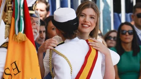 El emotivo gesto de la princesa Leonor y la infanta Sofía, la imagen más bonita del acto en la Escuela Naval de Marín