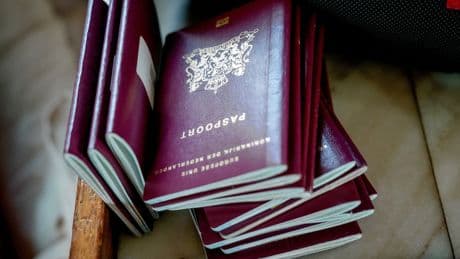 Waarom het ene paspoort meer waard is dan het andere: ‘Het voelt oneerlijk dat de plek waar je geboren bent, bepaalt of je met open armen ontvangen wordt’