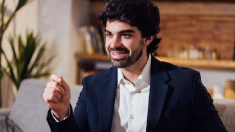Adrià Solà, experto en comunicación: “Pensamos que la persona popular es a quien se le da bien el fútbol o liga mucho, pero en realidad es quien tiene una lista más larga de gente que le cae bien”