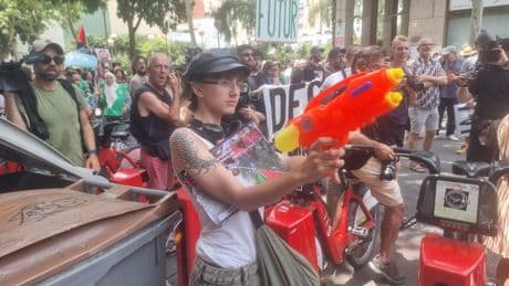 Massaal protest tegen toerisme in Barcelona: betogers spuiten vakantievierders op terrassen nat