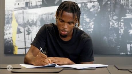 Chukwuemeka endlich da! - Hier unterschreibt der „neue“ BVB-Star