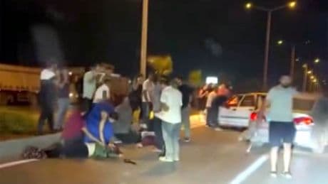 Anne-kız yolun karışına geçmeye çalıştı, ortalık savaş alanına döndü