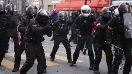 Trois policiers de la BRAV-M condamnés jusqu’à un an de prison avec sursis pour violences et menaces en marge d’une manifestation à Paris en 2023
