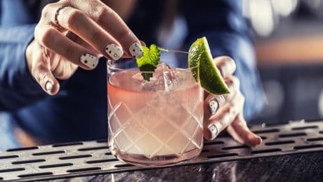 Genuss im Glas: Rose trifft auf Gewürzgurke: Das sind die Cocktail-Trends im Sommer