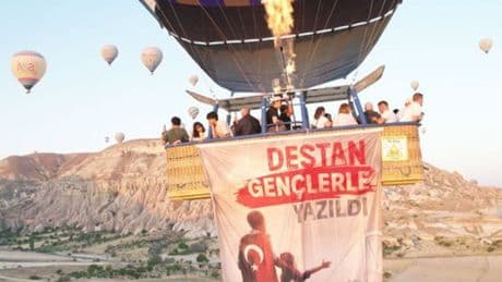 Kapadokya'da balonlar 15 Temmuz'da Türk bayraklarıyla havalandı