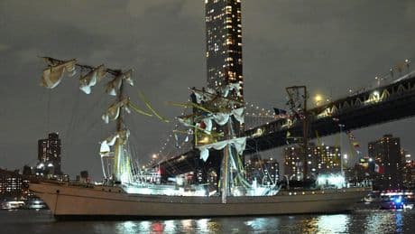 20 Verletzte in New York - Mexikanisches Trainingsschiff rammt Brooklyn Bridge