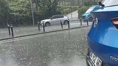 İstanbul'u dolu ve yağmur vurdu! Yollar göle döndü