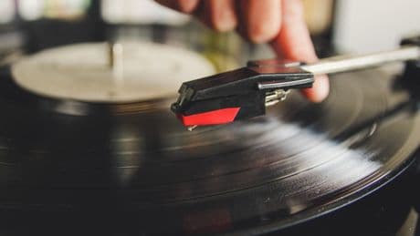 Schallplatte statt Stream: Warum immer mehr Musikliebhaber zurück zur LP greifen