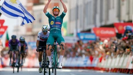 Entre  ‘hackeos’, caídas y protestas, Mads Pedersen vuela en la Vuelta a España