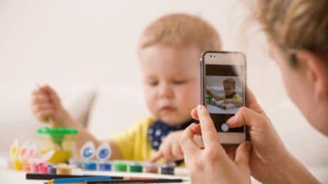 Foto social dei figli, scoppia la guerra tra genitori: boom di denunce tra ex (e in vacanza aumentano)