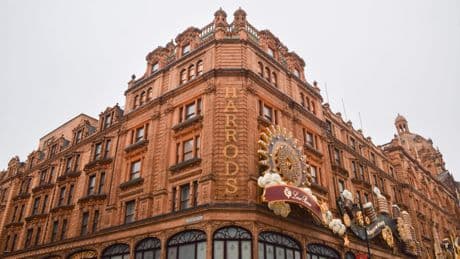 Britse politie arresteert jongeren om hacken winkelketens Harrods en Marks & Spencer