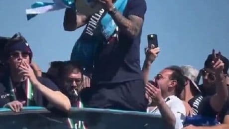 Festa Scudetto Napoli, sigarette sul pullman: chi sono i giocatori che hanno fumato