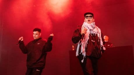 Un des rappeurs de Kneecap comparaît au tribunal pour avoir brandi un drapeau du Hezbollah en concert
