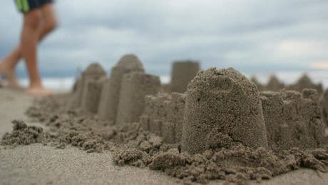 La batalla perdida contra el mar: un crítico de arte revela por qué construimos castillos de arena en la playa