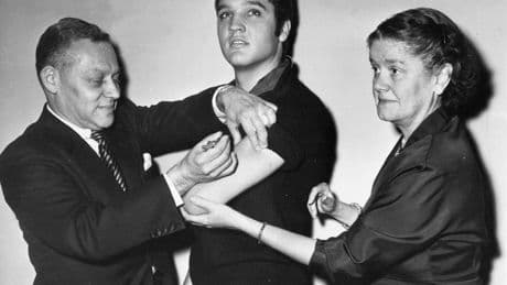 Il gemello perduto, la leggenda, la solitudine di un divo: le teorie fantasiose sulla morte di Elvis
