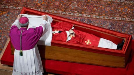 Las últimas imágenes de Francisco: cierran el féretro del Papa en una ceremonia en San Pedro