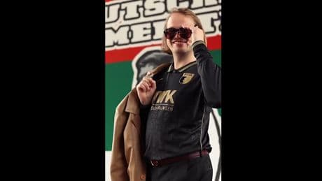 Fan-Vorfreude steigt - Schlager-Star gönnt sich Bundesliga-Trikot