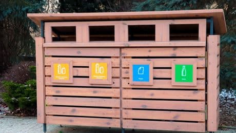 Leur maison à peine construite, des conteneurs à déchets sont installés au pied de leur logement