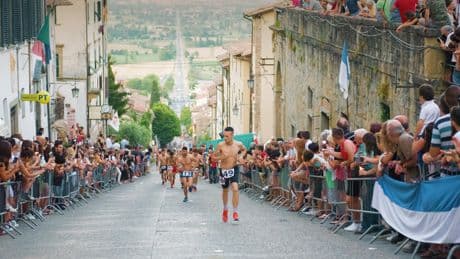 La carrera más loca de Italia: tradición, codazos y una batalla del siglo XV