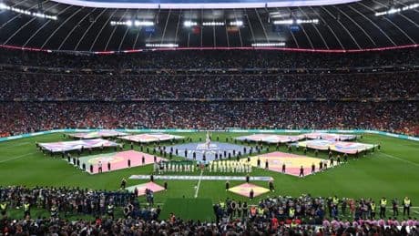 Schwerer Zwischenfall – Fan stürzt aus zweitem Rang auf die Pressetribüne