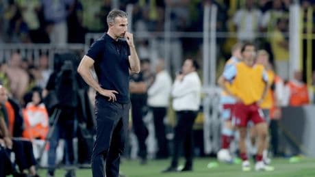 Feyenoord-coach Robin van Persie looft inzet spelers: ’Liever zo verliezen, op karakter’