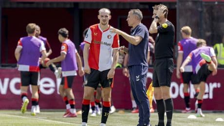 Verlies Feyenoord kan Robin van Persie gestolen worden: ’Gedachten van iedereen zijn bij Thomas Beelen’
