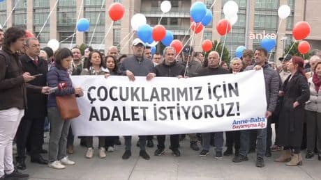 Anne-Baba Dayanışma Ağı üyeleri, çocuklarının özgürlükleri için balon uçurdu