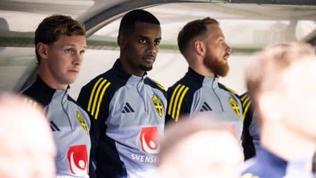 Liverpool-recordaankoop Alexander Isak moet vanaf reservebank toezien hoe Zweden punten verspeelt: ’Dat risico was te groot’