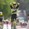 Marianne Vos (38) wint openingsrit Tour na spannende finale en pakt gele trui