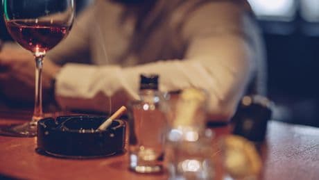 Rauchen, Alkohol und Bewegungsmangel: Ersten Schäden zeigen sich schon mit 36
