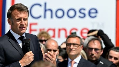 "Encore mieux que les Tesla en France": Emmanuel Macron visite un des territoires les plus pauvres de France pour saluer les investissements récents