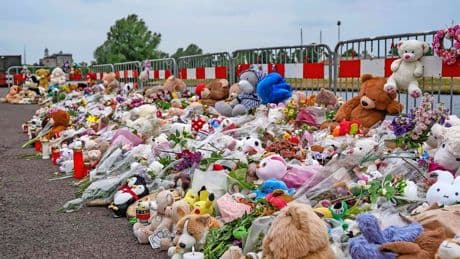 Familie neemt in besloten kring afscheid van Jeffrey en Emma