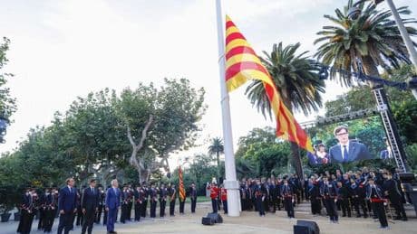 El Parlament iza una gran 'senyera' y une a la plana mayor de la política catalana en la vigilia de la Diada