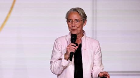 «Est-ce qu’on imagine des policiers verbaliser des petites filles ?» : les doutes d’Élisabeth Borne sur l’interdiction du voile avant 15 ans